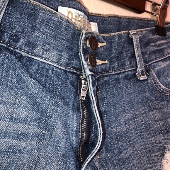 Decree Distressed Denim Shorts Size 7 - Picture 3 of 5